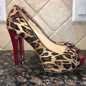 Gorgeous GUESS Red and leopard print heels. 7.5